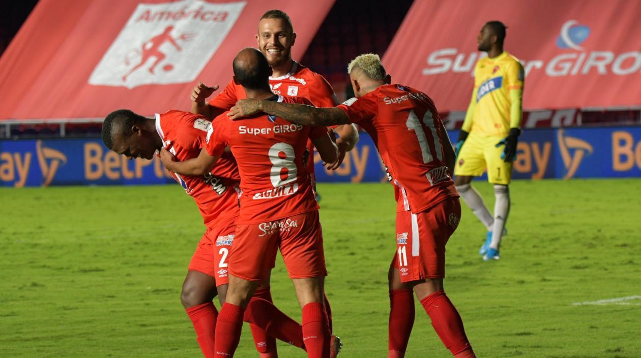 Jugadores del América festejan un gol. 