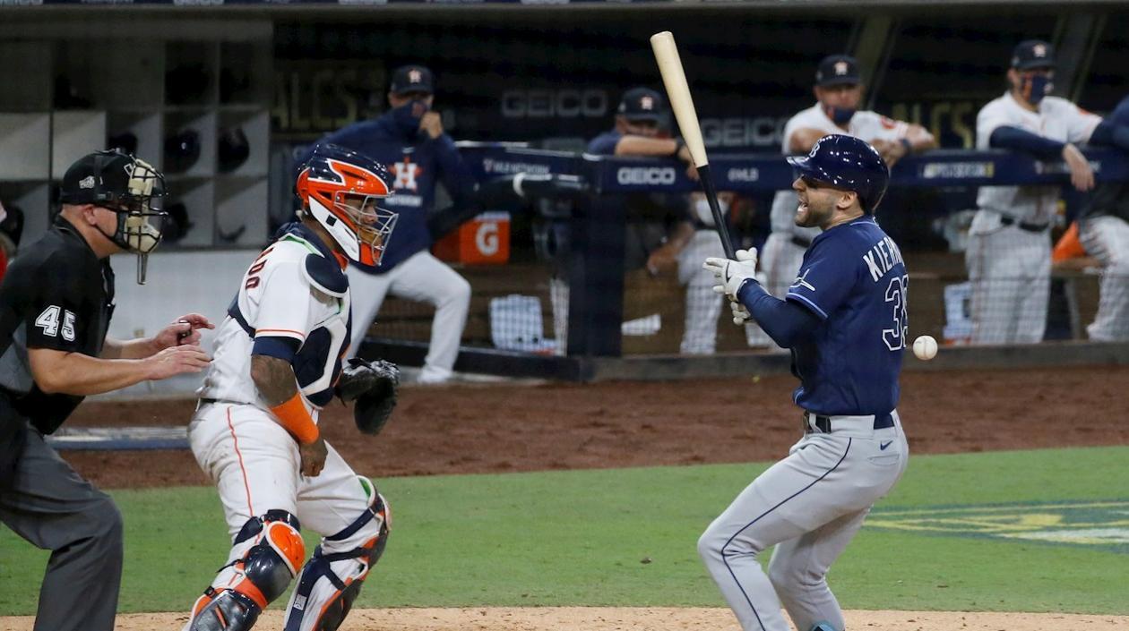 Kevin Kiermaier recibe un pelotazo durante el partido. 