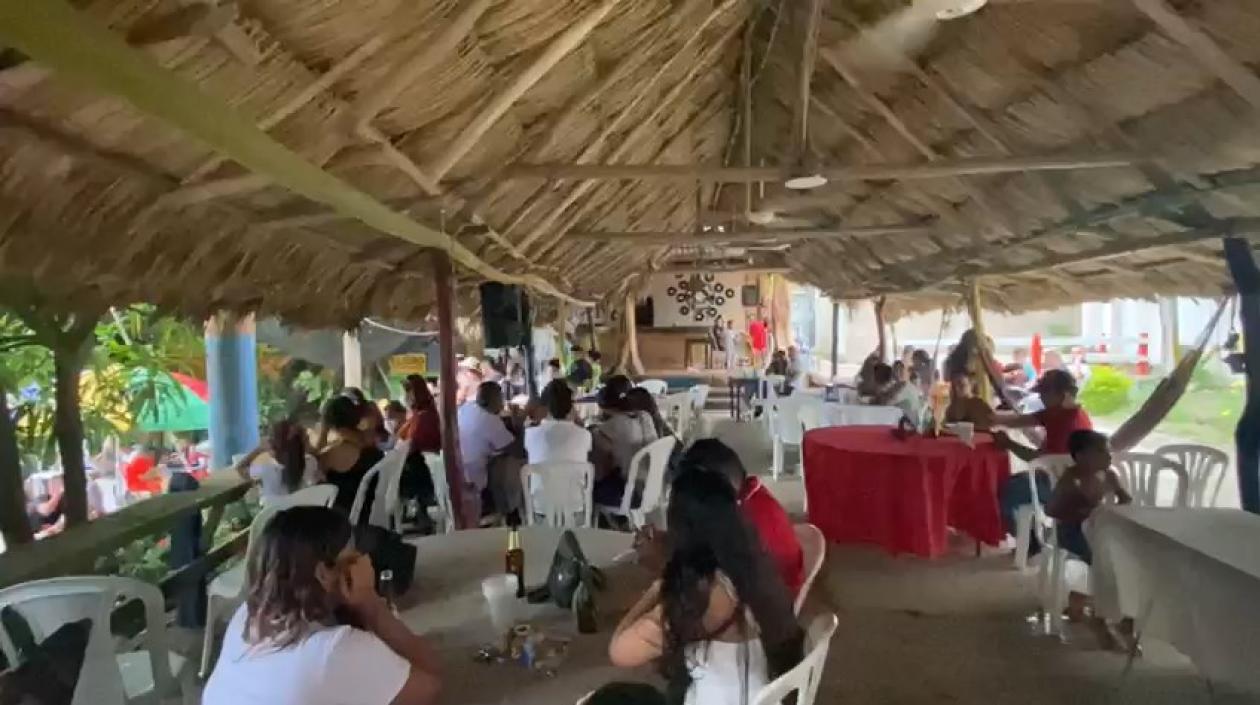 'El agasajo' atiborrado de público sin medidas de bioseguridad.