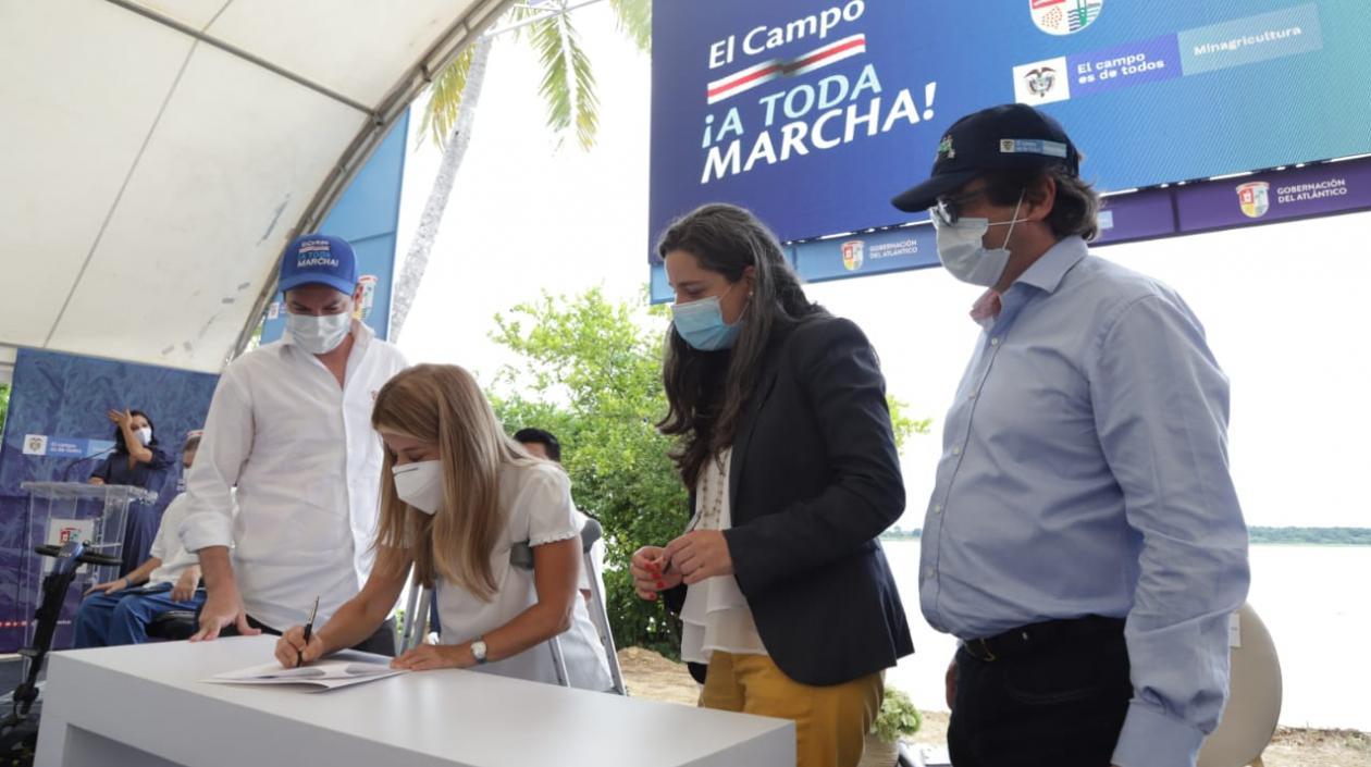 Momento en que la Gobernadora del Atlántico realiza la firma de los convenios. 