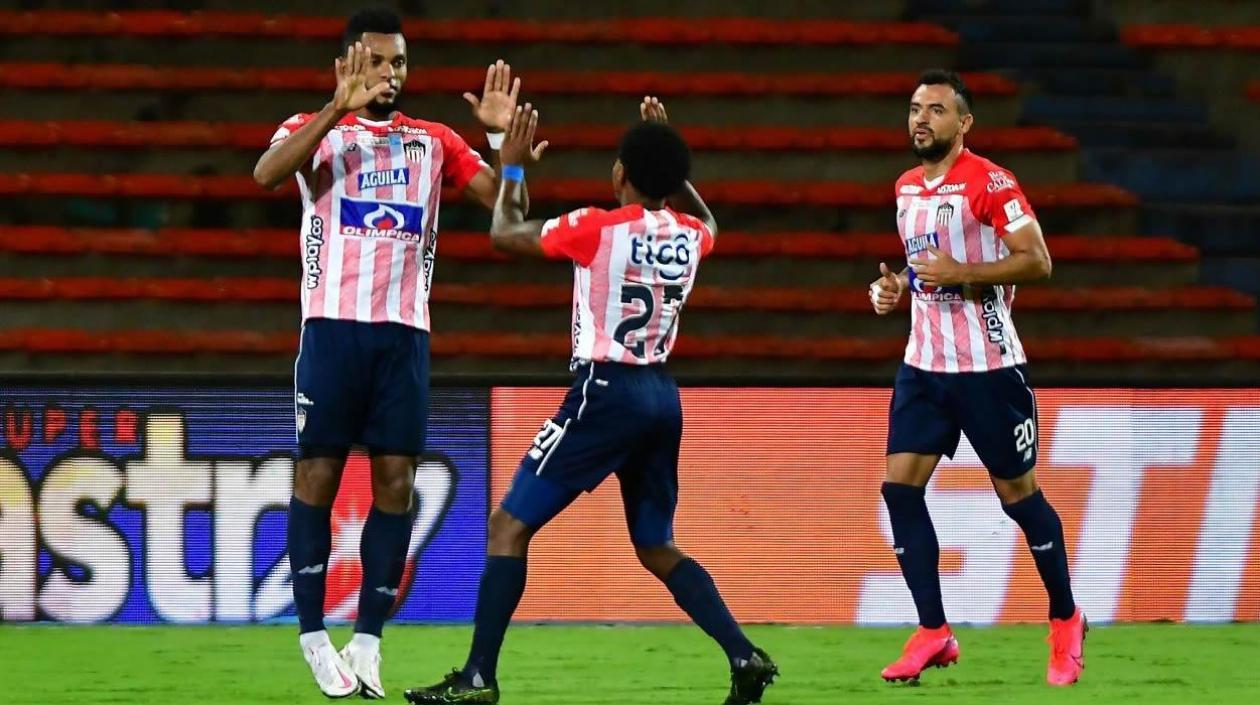 Miguel Ángel Borja celebra un gol  con Fabián Viáfara y Marlon Piedrahíta. 