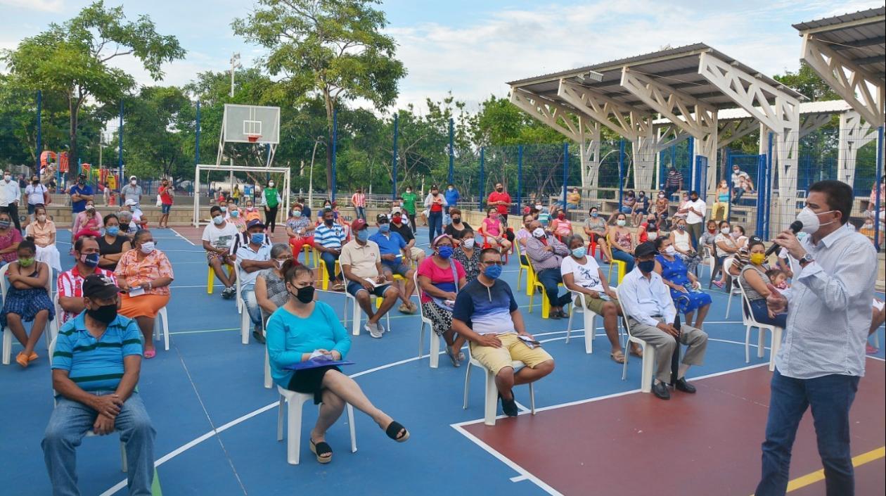 El alcalde Rodolfo Ucrós socializando el programa. 