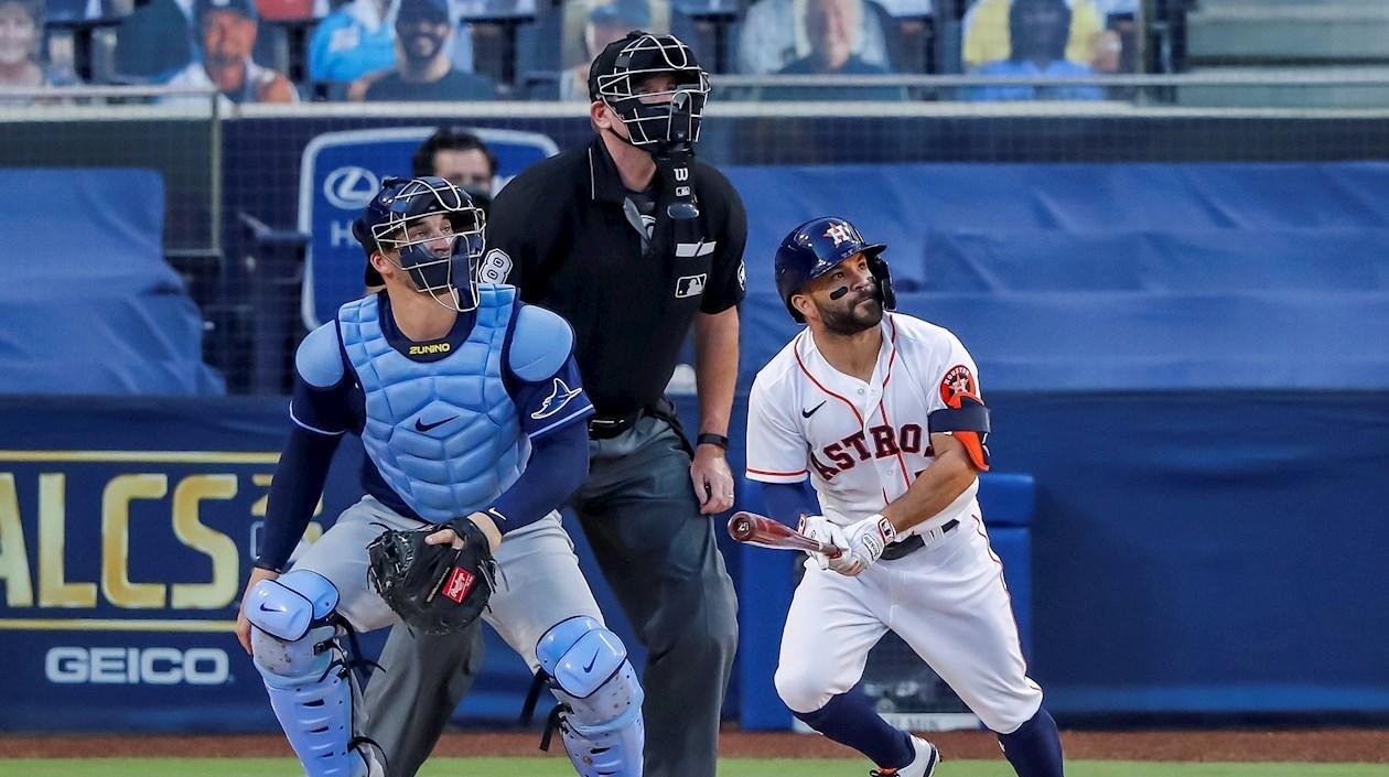 José Altuve despacha cuadrangular para los Astros. 