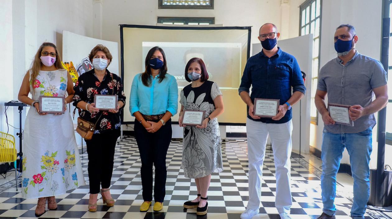 Varios de los homenajeados con la secretaria de Cultura, María Teresa Fernández.