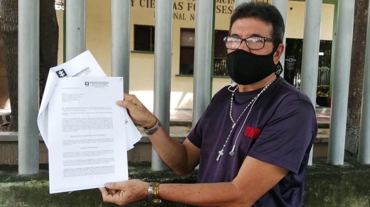 Omar Montoya Téllez muestra las cartas dirigidas a la Fiscalía para pedir avances en las investigaciones. 