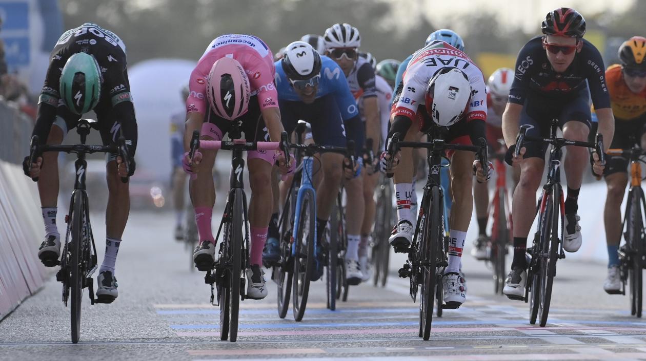 Diego Ulissi, vestido de blanco, se impone a Joao Almeida, líder de rosa. 