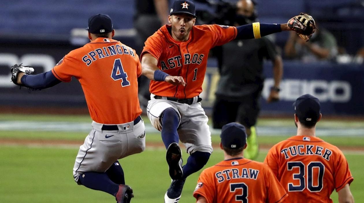 George Springer y Carlos Correa celebran tras la victoria. 