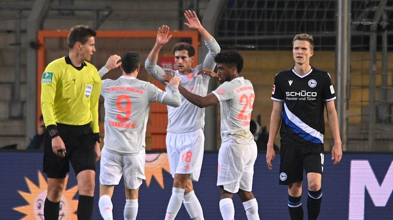 Robert Lewandowsk celebra con sus compañeros el segundo gol del partido. 