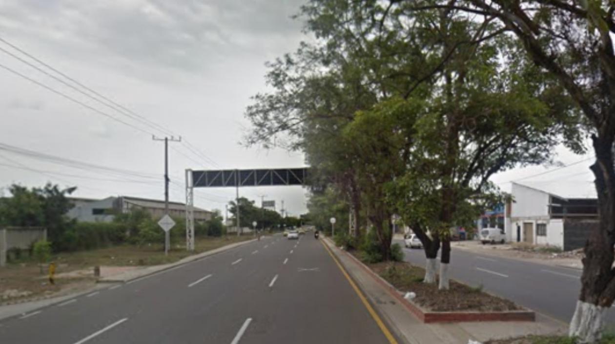 La bodega se encuentra ubicada frente a la calle 30, cerca del aeropuerto. 