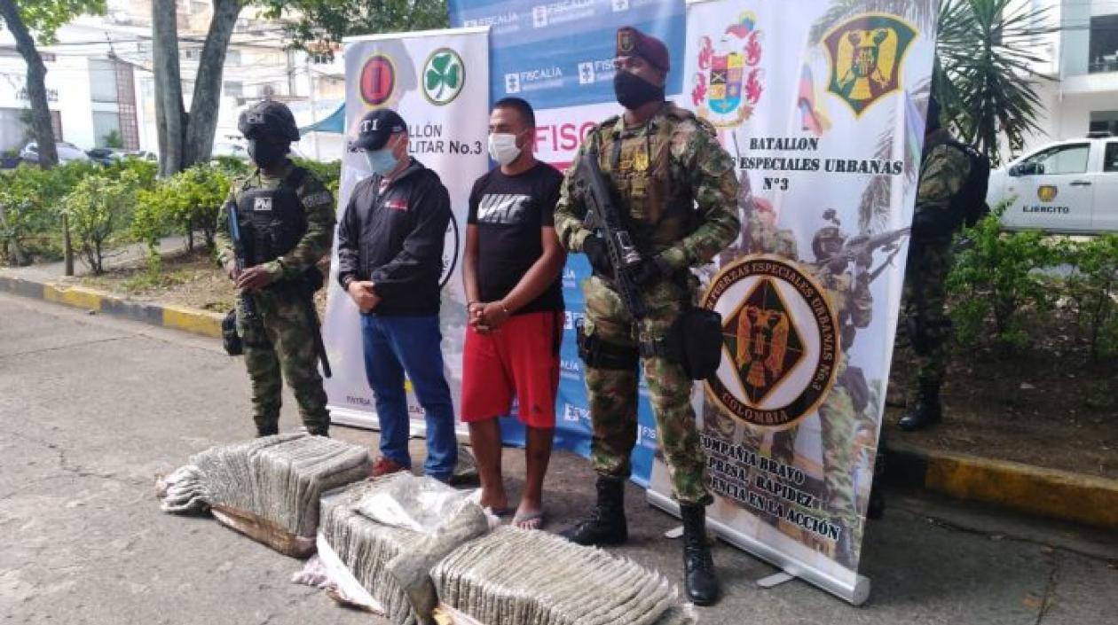 Carlos Arturo Molina Rodríguez con la droga incautada. 