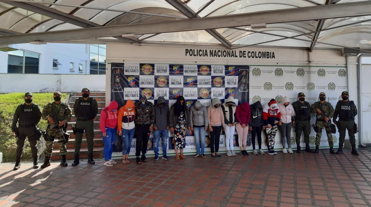 Los 12 capturados en el operativo. 