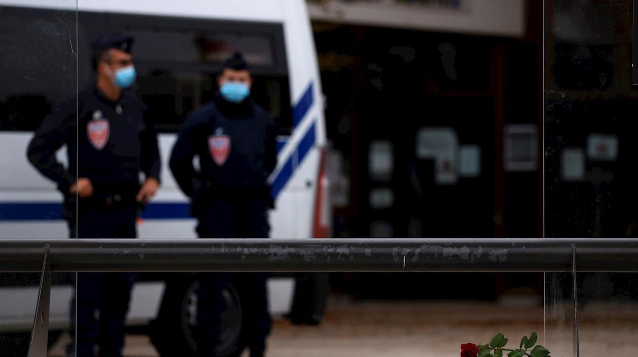 La Policía francesa custodia el lugar donde un docente de historia fue decapitado.