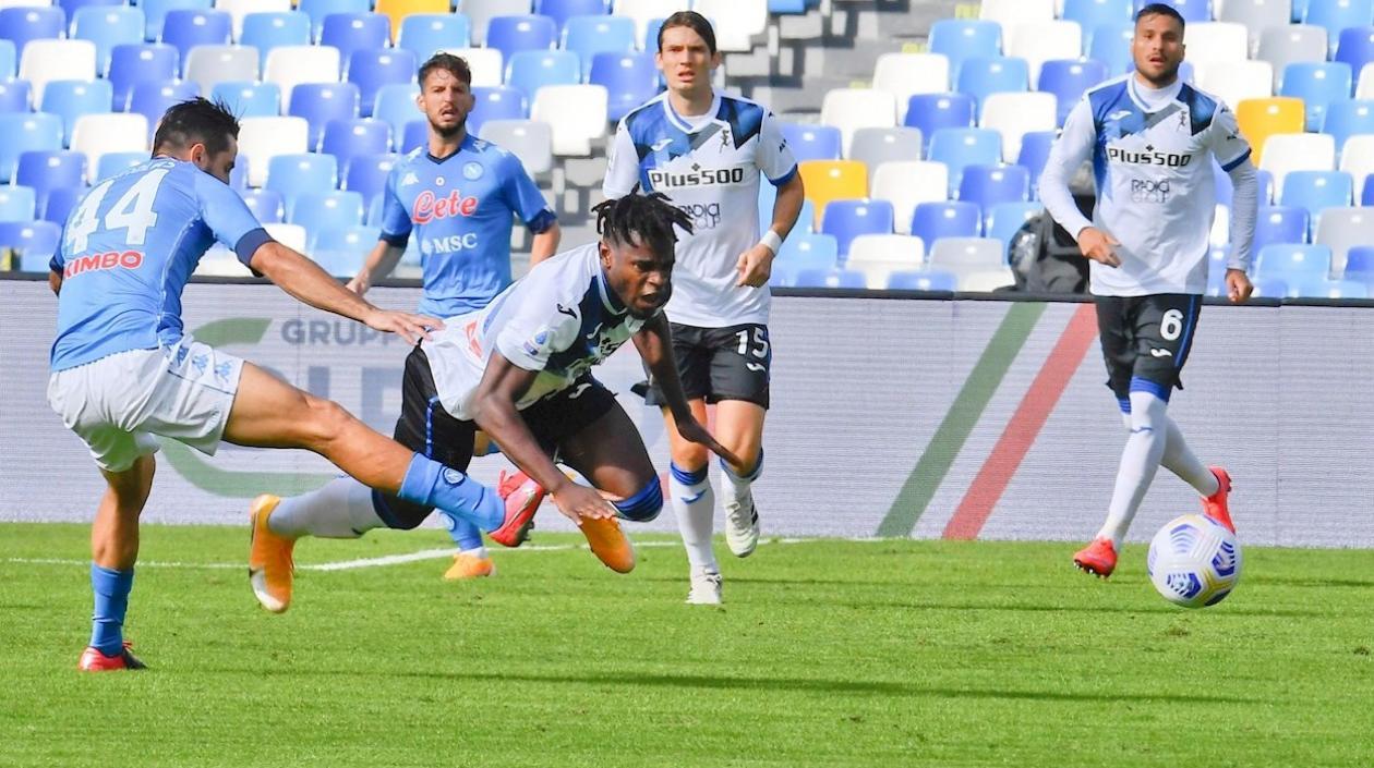 Duván Zapata cae ante la falta de un rival. 