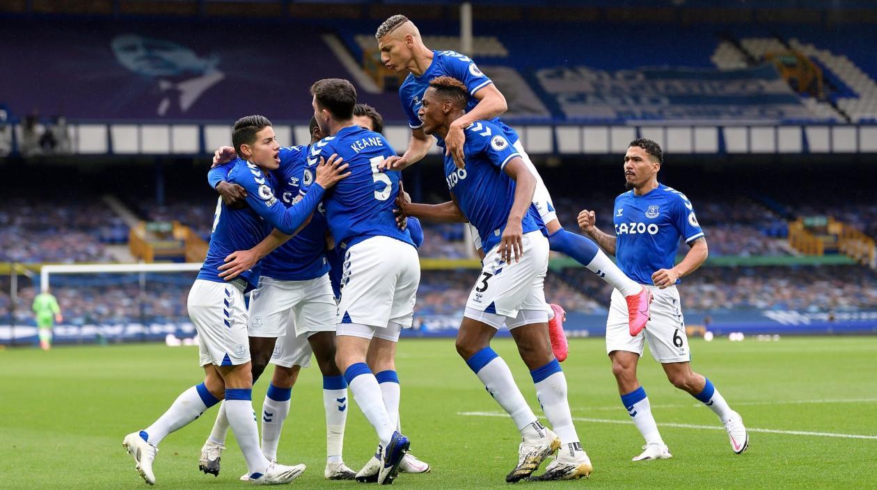 James Rodríguez y Yerry Mina celebran el empate con sus compañeros. 