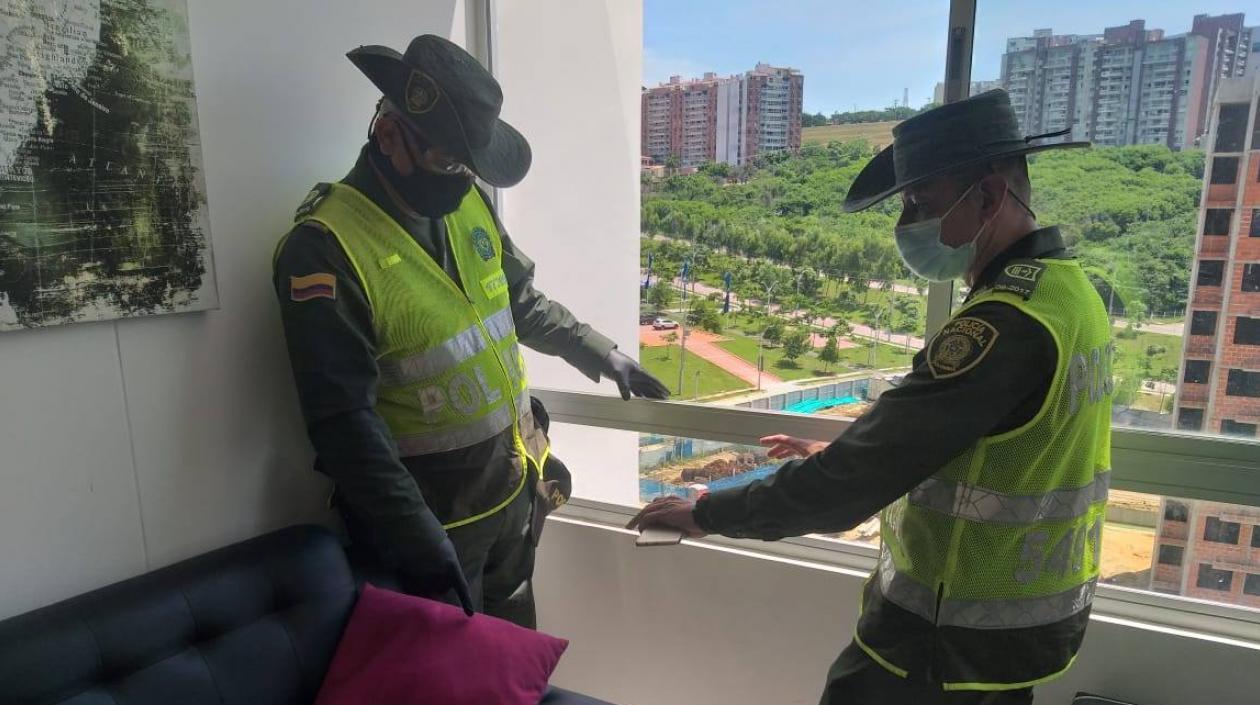 Personal de la Policía atendiendo el caso.