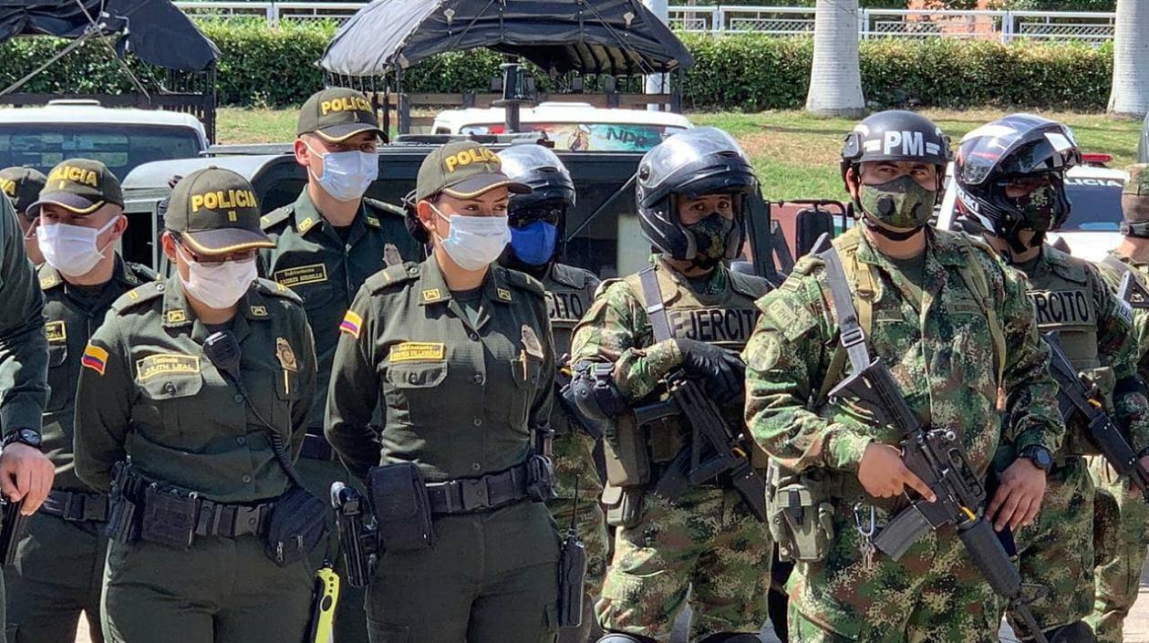 Personal de la Policía y el Ejército desplegado a la frontera.