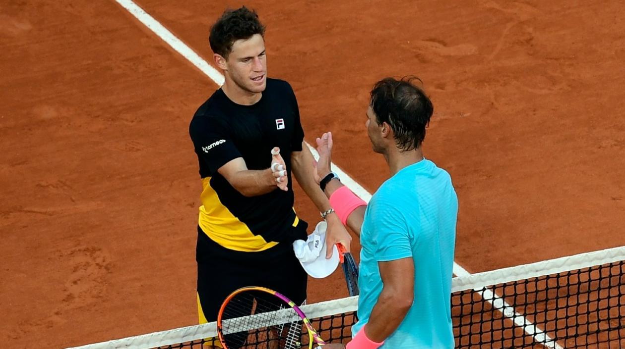 Diego Schwartzman se saluda con Rafael Nadal. 