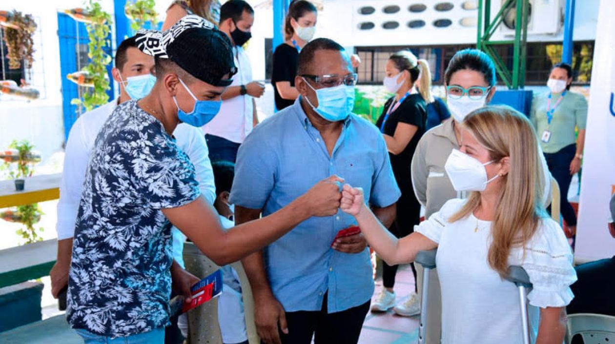 La Gobernadora del Atlántico, Elsa Noguera, entregando planes de datos a un estudiante de UniAtlántico.