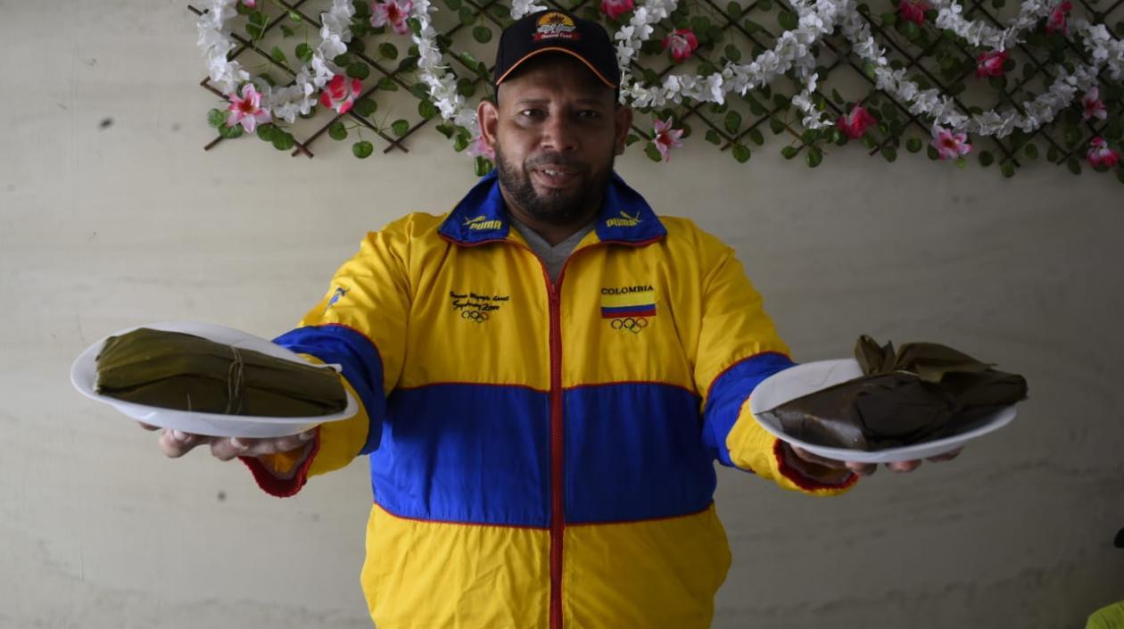 Milton Castro con dos de los 500 pasteles que vendió este domingo. 