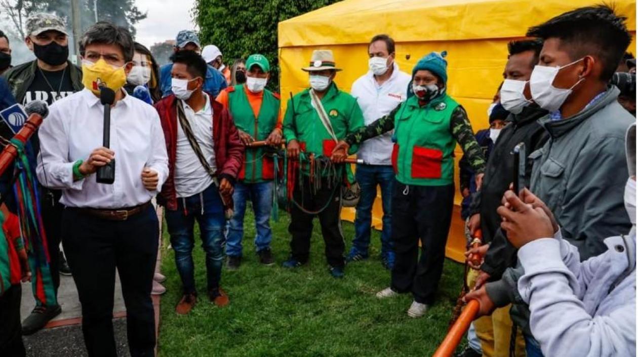 Alcaldesa de Bogotá, Claudia López, con miembros de la minga indígena.