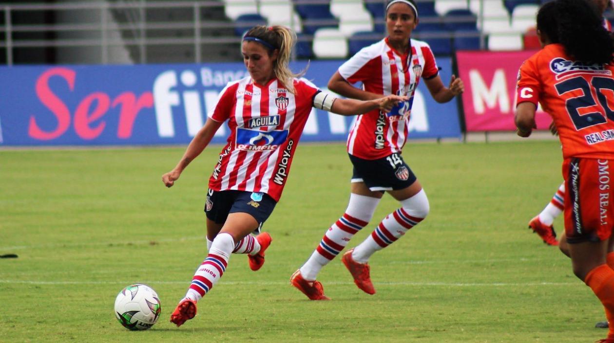 Daniela Montoya intenta un remate de media distancia. 