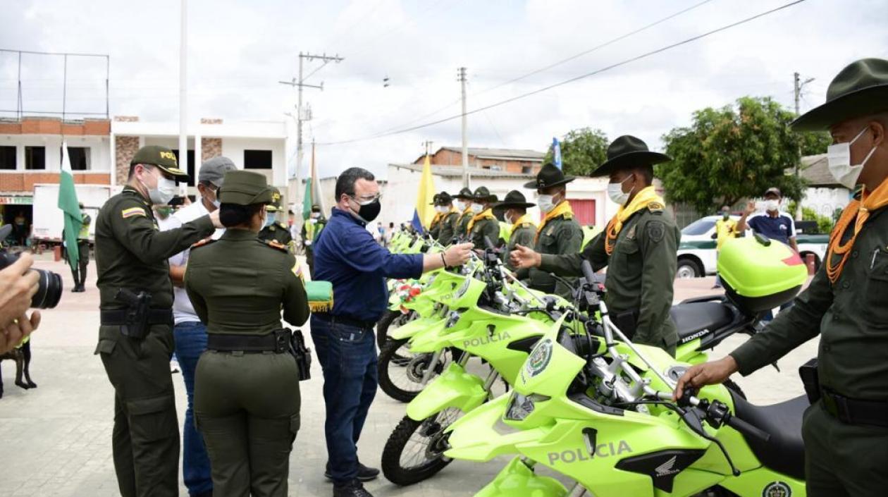 Entrega de las motocicletas por parte del secretario del Interior, Yesid Turbay. 