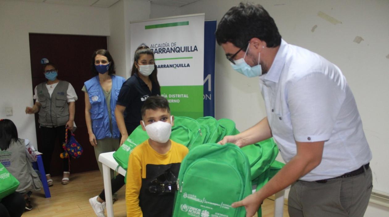 Entrega de ayuda a un niño hijo de migrantes venezolanos.