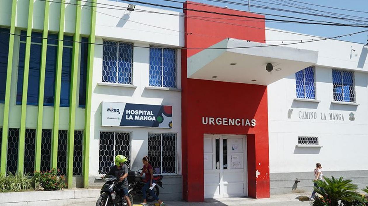 Los heridos reciben atención médica en el Camino La Manga. 