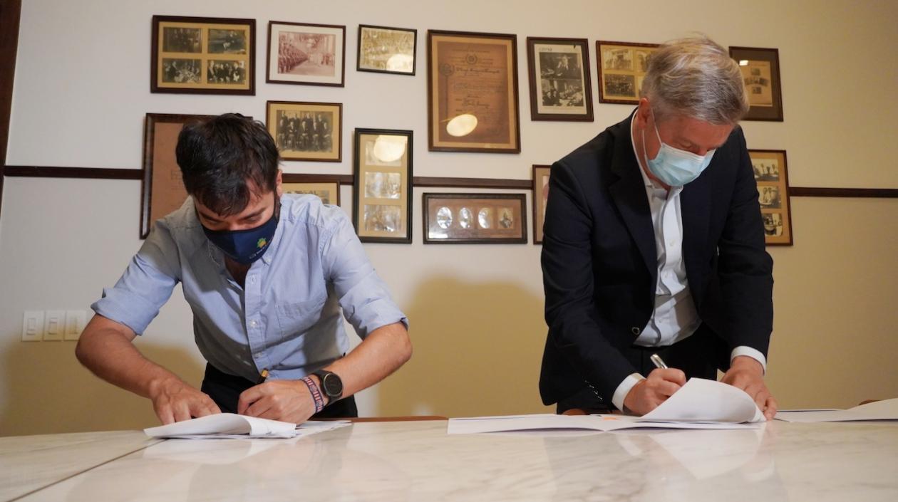El alcalde Jaime Pumarejo y el embajador de Dinamarca, Erik Høeg, firman el acuerdo de entendimiento.