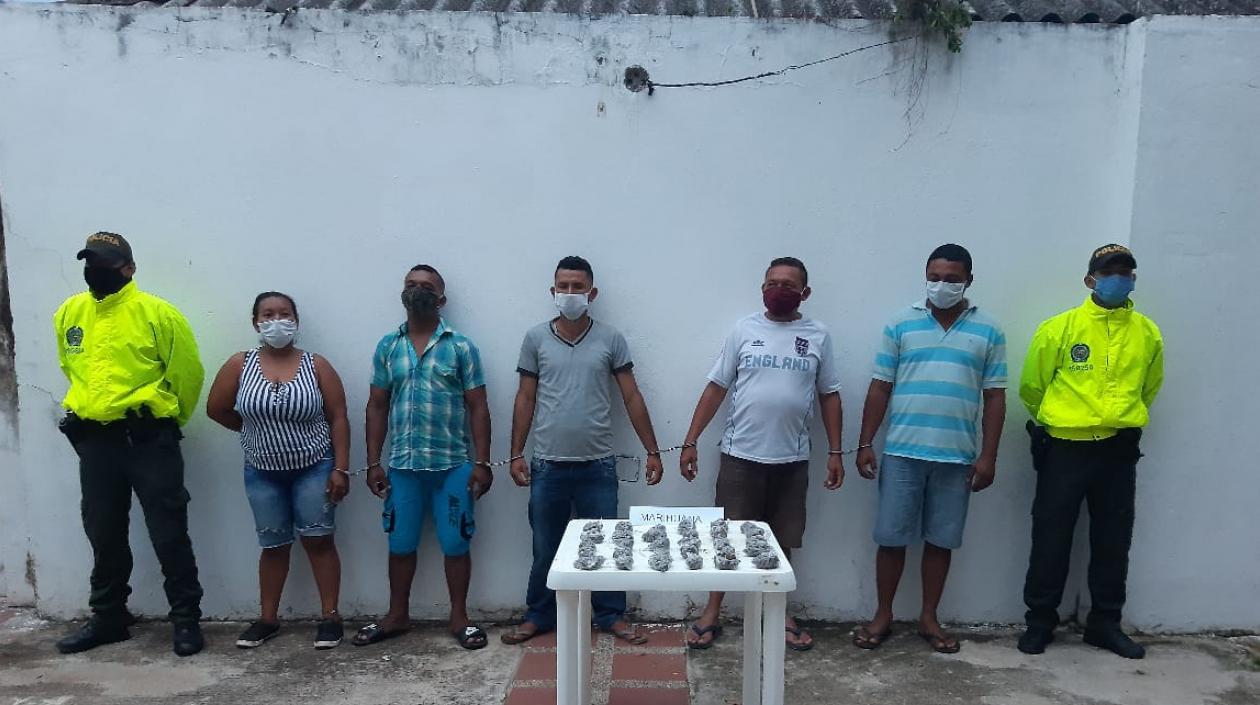 Cuatro hombres y una mujer fueron capturados en el operativo. 