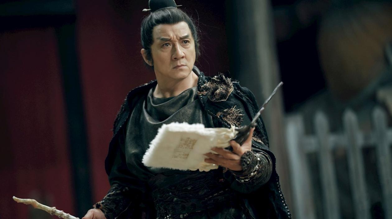 Fotografía cedida ayer, cortesía de Sofá Digital, que muestra al actor chino Jackie Chan, mientras participa en la grabación de una película. 