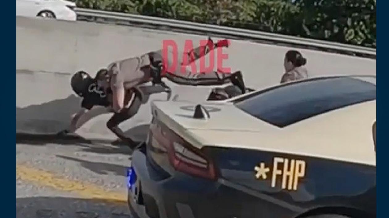 Momento en que el Policía se lanza sobre el sospechoso. 