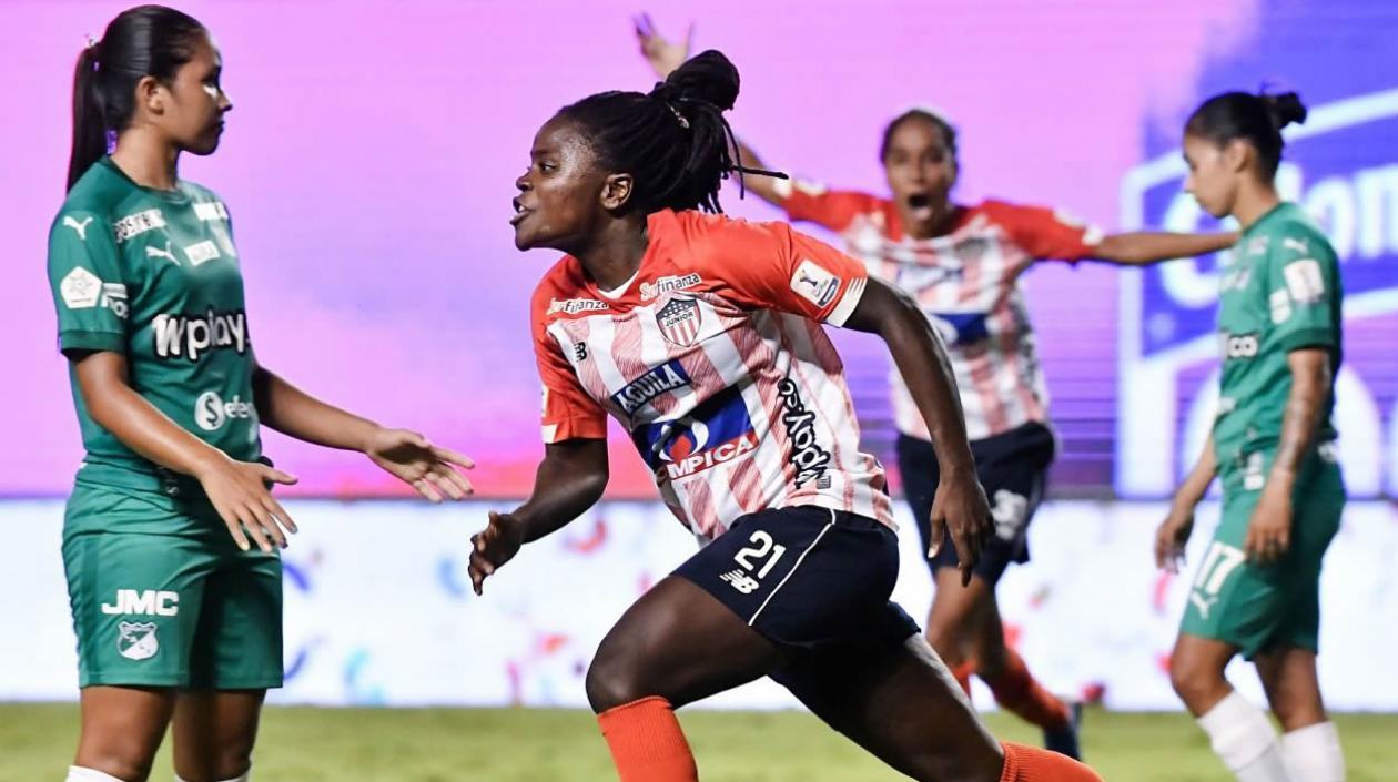 Gisela Cuesta celebra el gol de Junior.