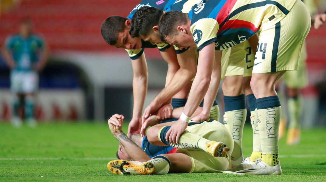 Nicolás Benedetti se queja de su lesión. 