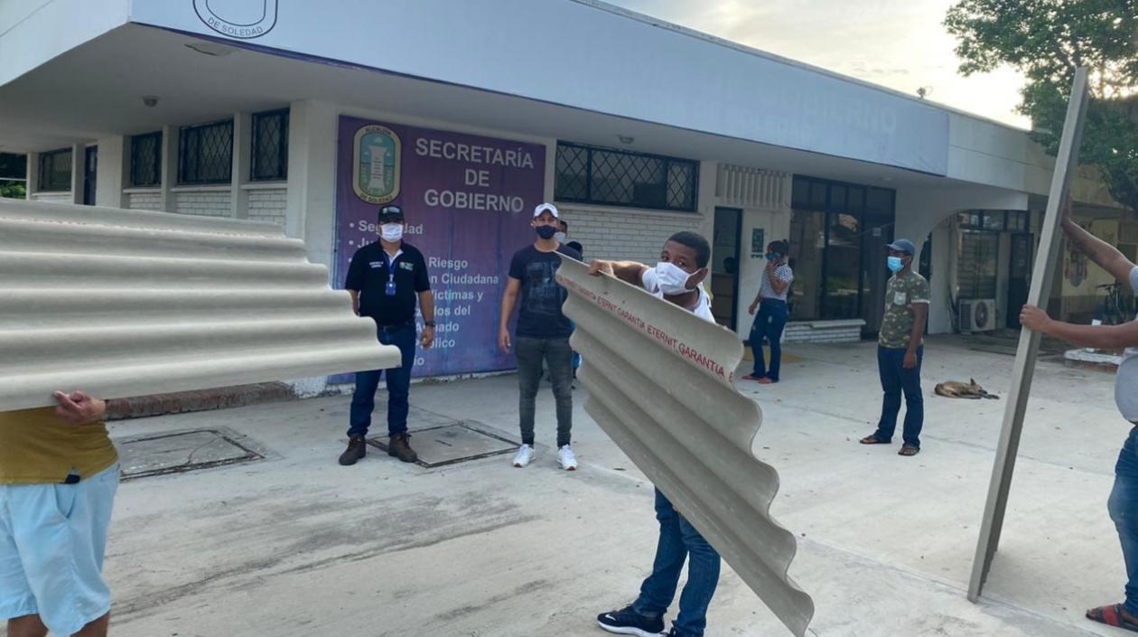 Momento de la entrega de las láminas a las familias afectadas. 