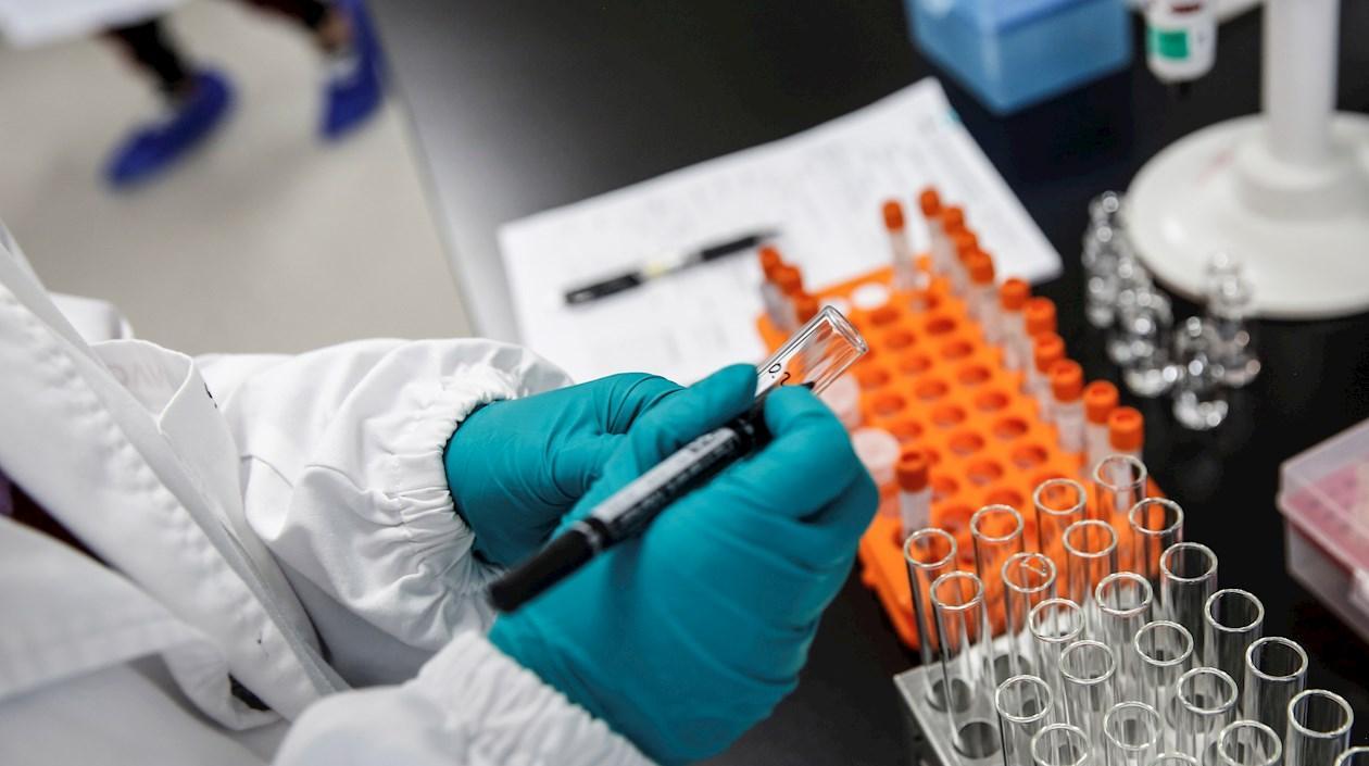 Oxford anuncia que seguirá con pruebas de su vacuna