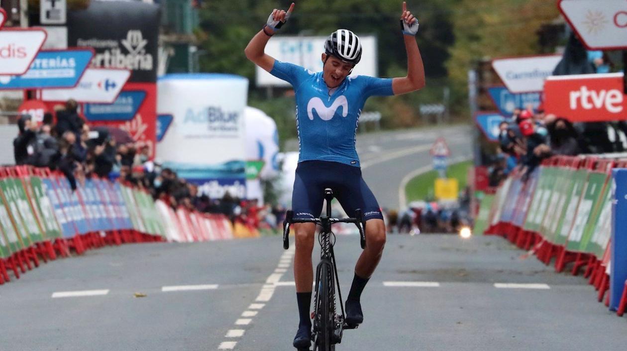 Marc Soler cruza en solitario en la meta. 