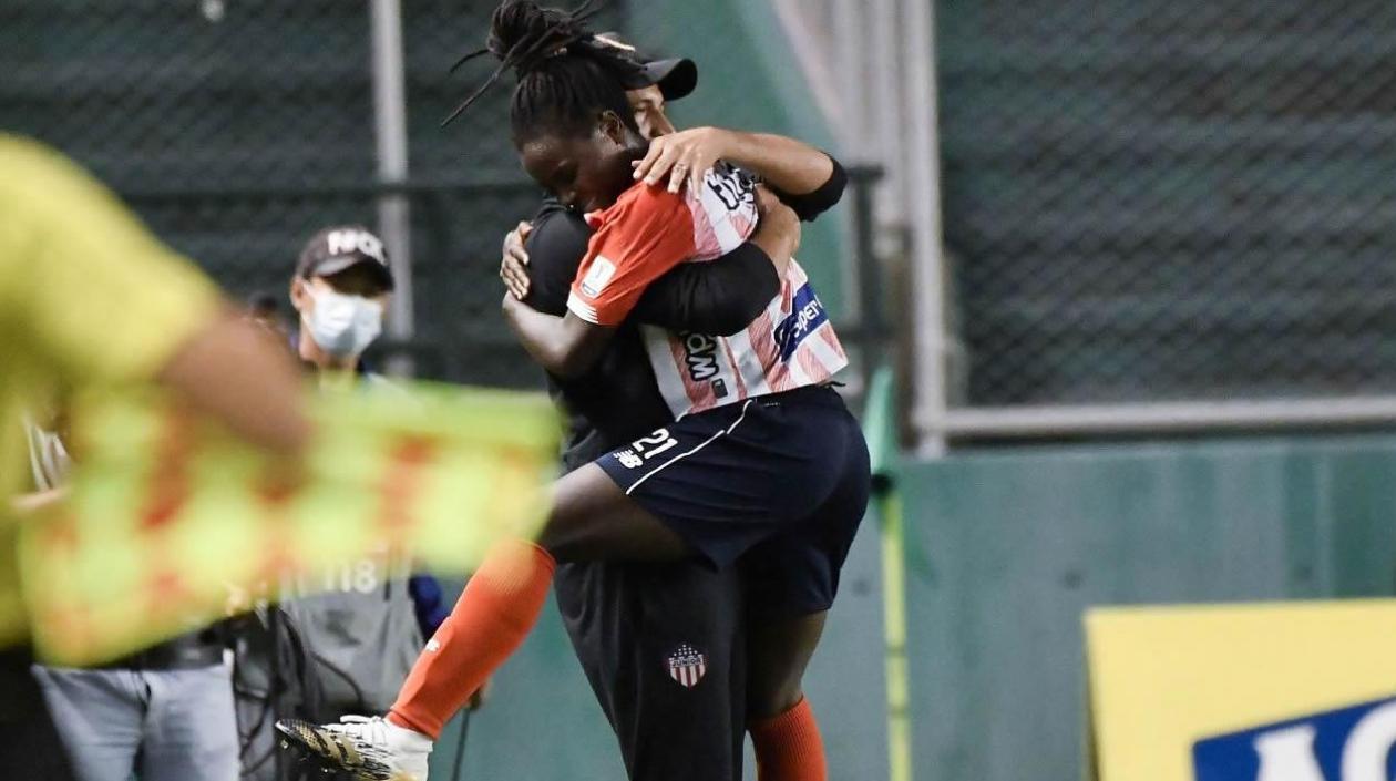 Omar Ramírez celebra el gol del triunfo con su jugadora, Gisela Cuesta.