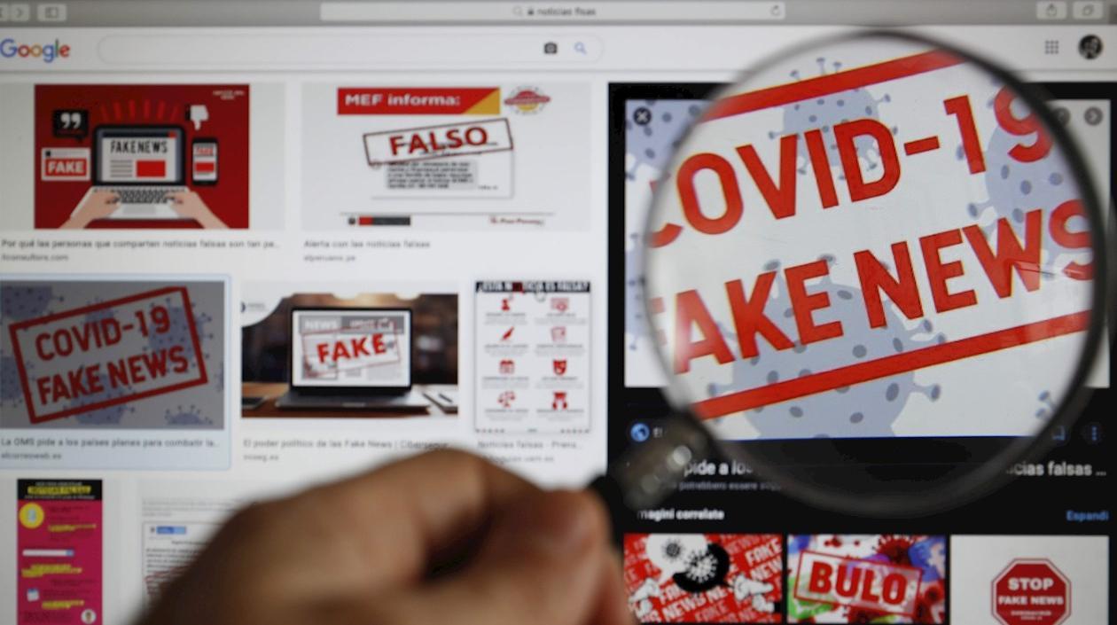 Fotoilustración de la pantalla de un ordenador con un aviso de noticias falsas.