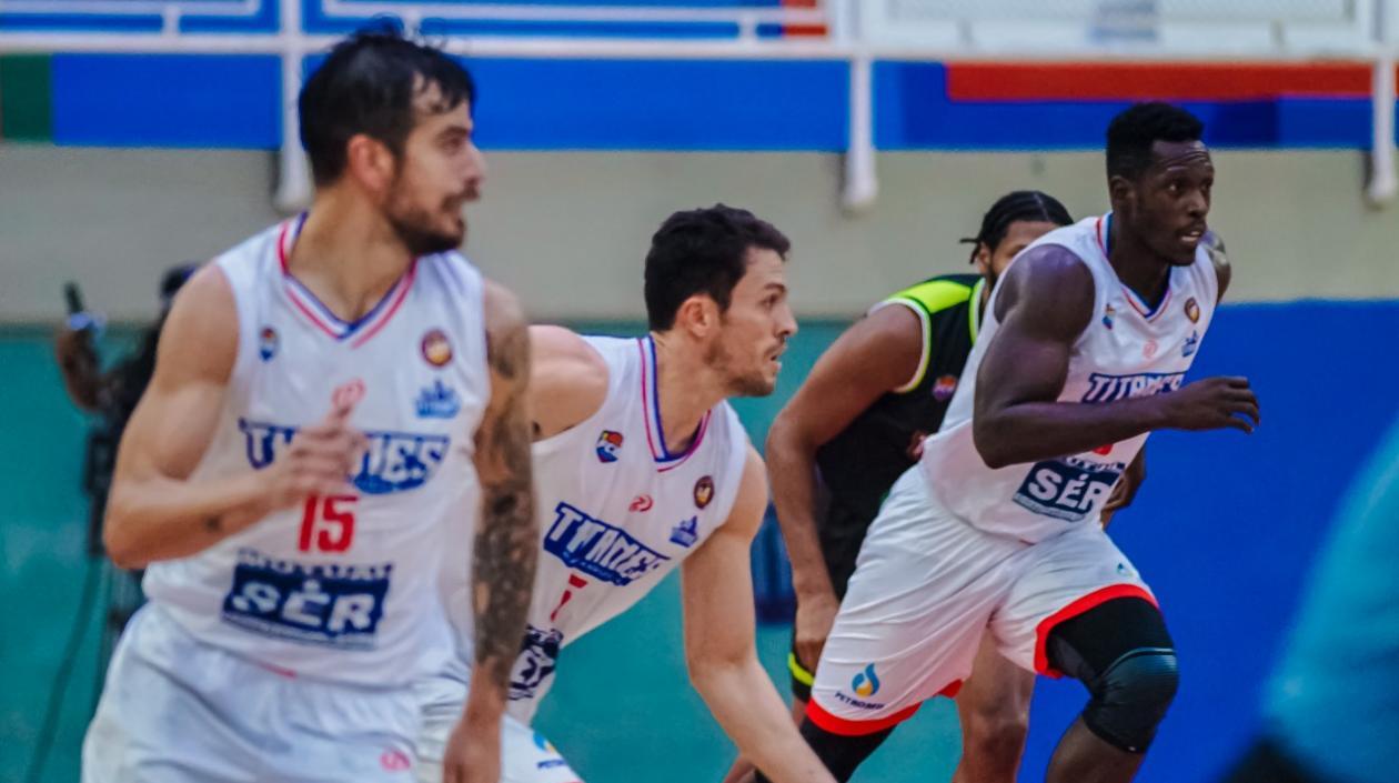 Gianluca Bacci maneja el balón, escoltado por Juan digo Tello y Salem Safar. 