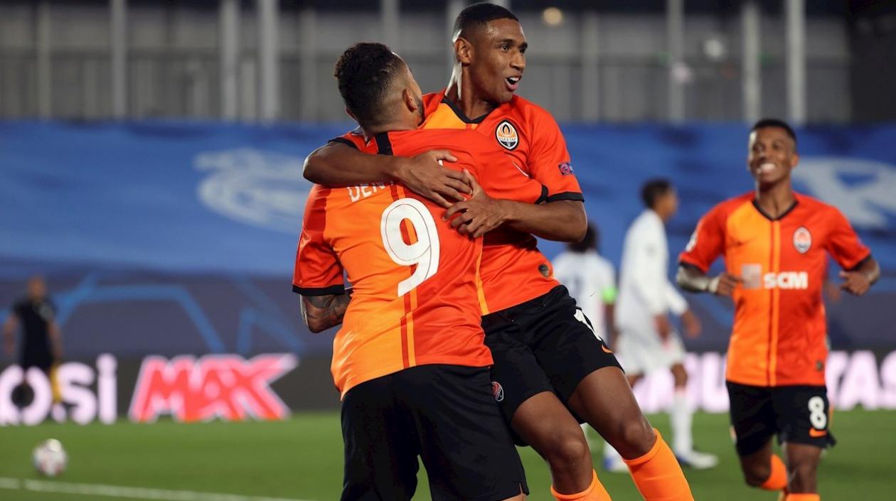 El centrocampista brasileño del Shakhtar Donetsk Tetê (d) celebra junto a su compatriota Dentinho.