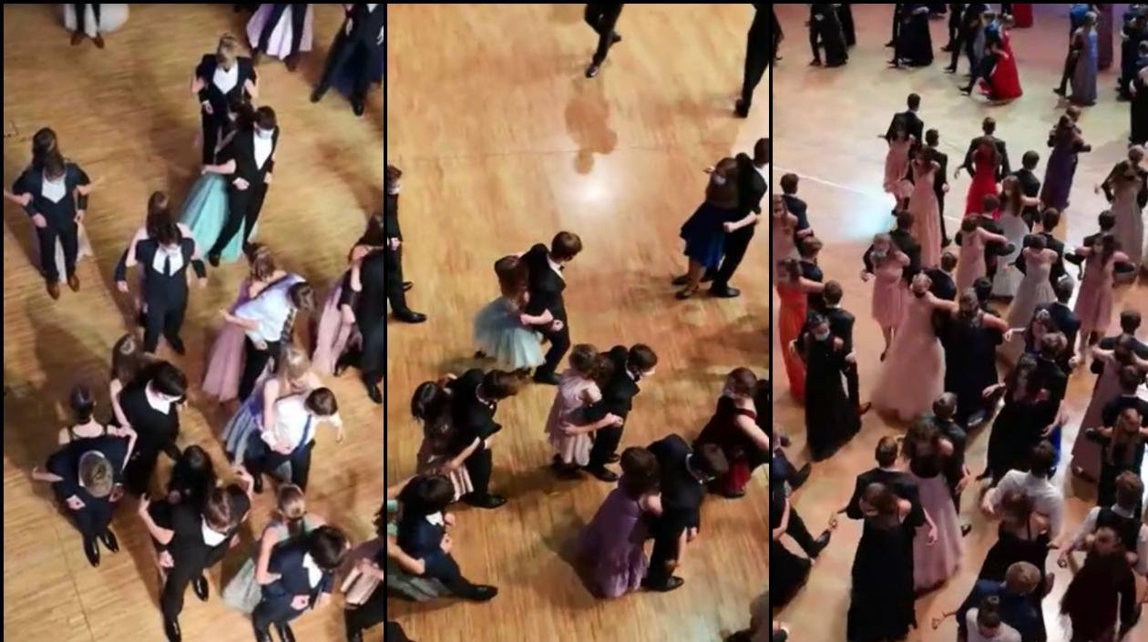 Estudiantes bailan espalda con espalda. 