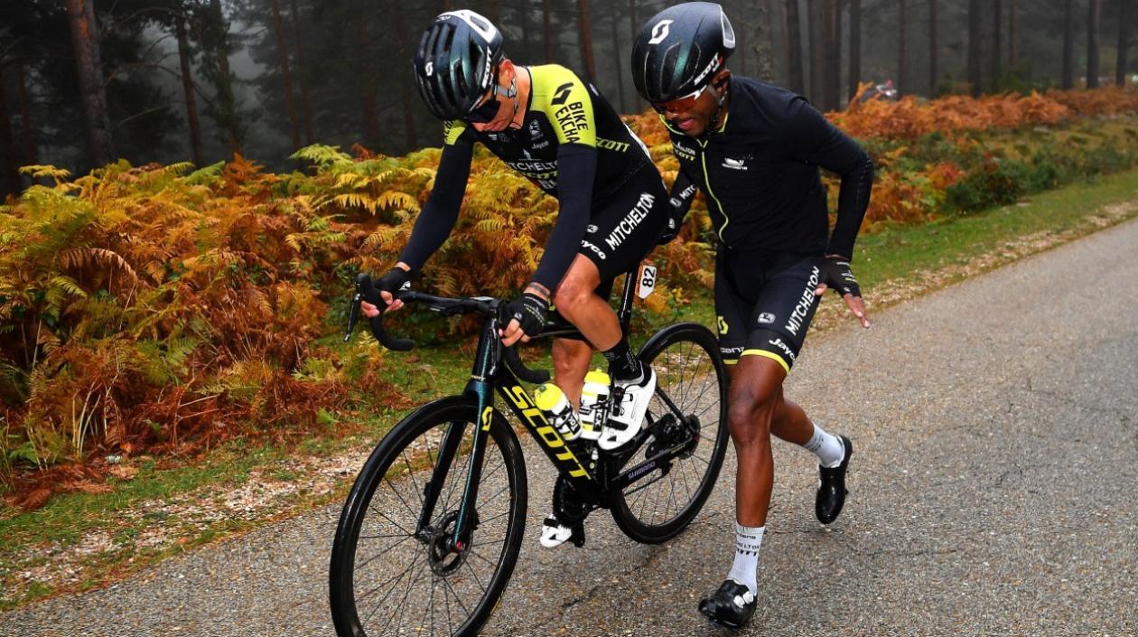 Momento en que Esteban Chaves cambia de bicicleta. 