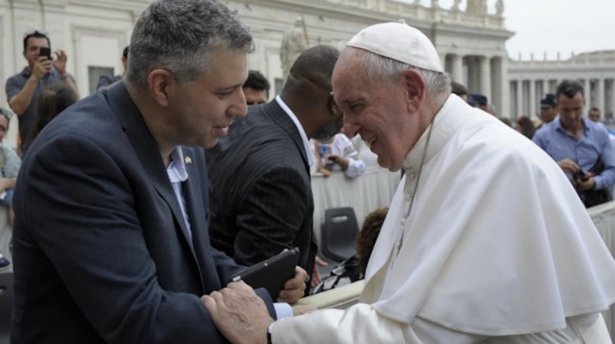 Evgeny Afineevsky saluda al Papa Francisco.