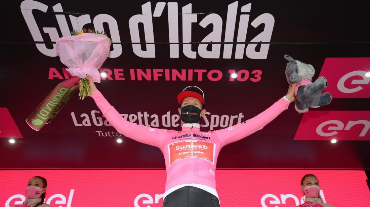 Wilco Kelderman, con la camiseta de líder del Giro. 