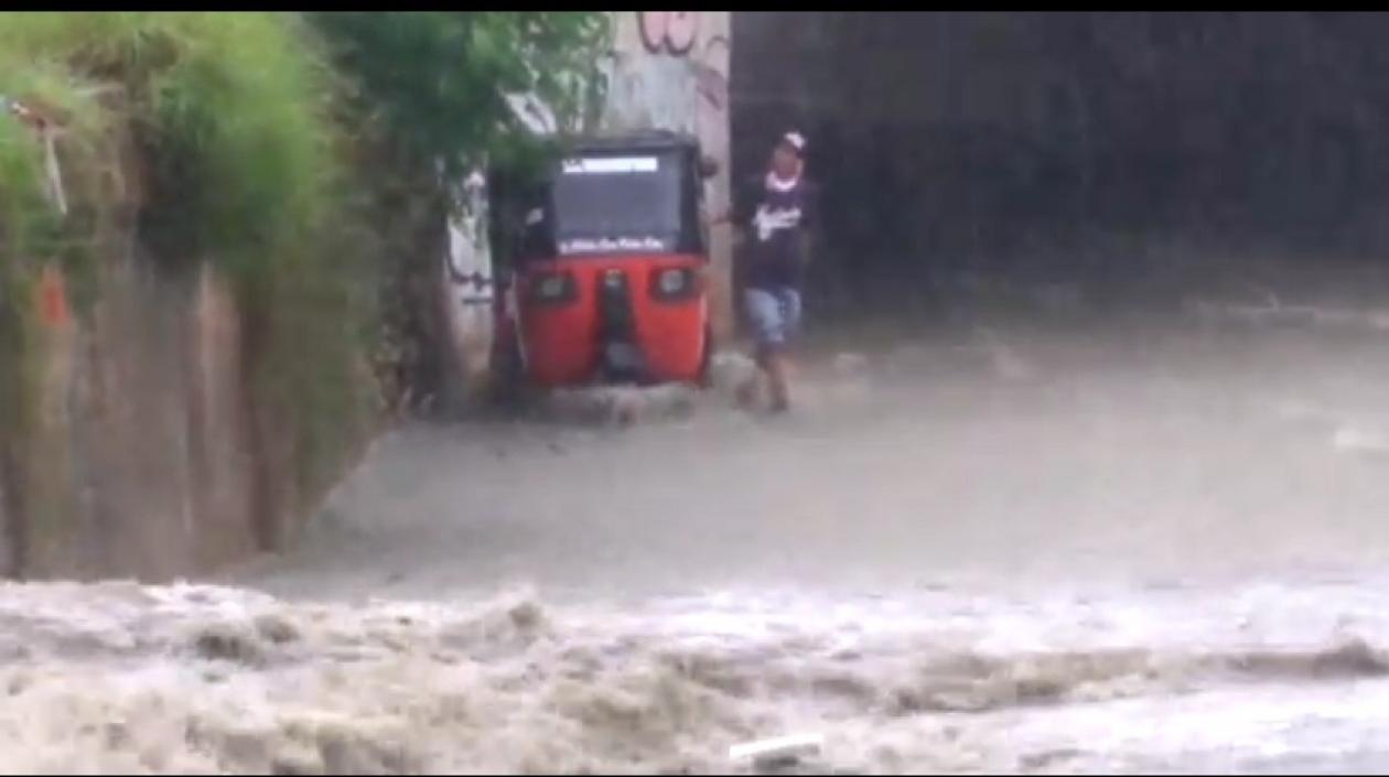 Momento en que quedó atrapado el motocarro. 