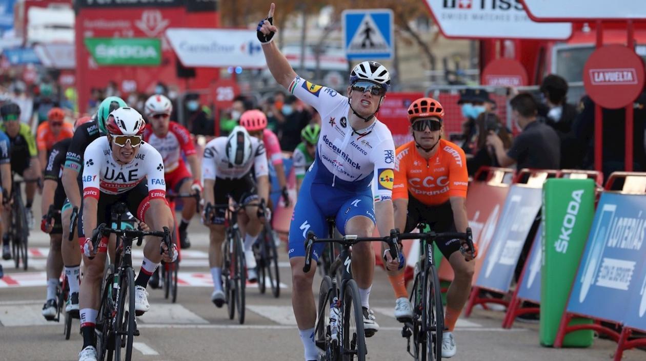 El ciclista irlandés del Deceuninck Quick Step Sam Bennett celebra su victoria.