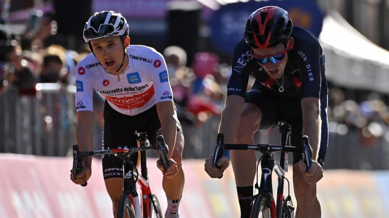 Tao Geoghegan Hart se impone en la meta a Jai Hindley.