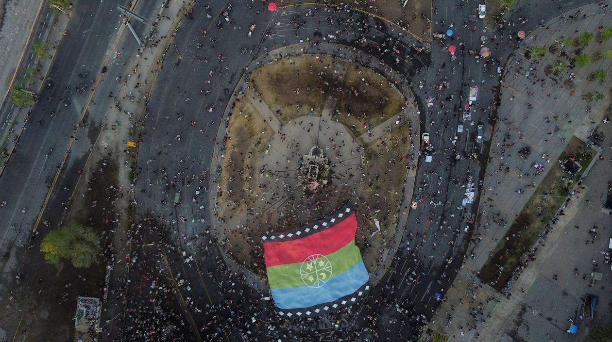  Vista aérea que muestra a cientos de personas hoy en Chile esperando resultados del plebiscito.