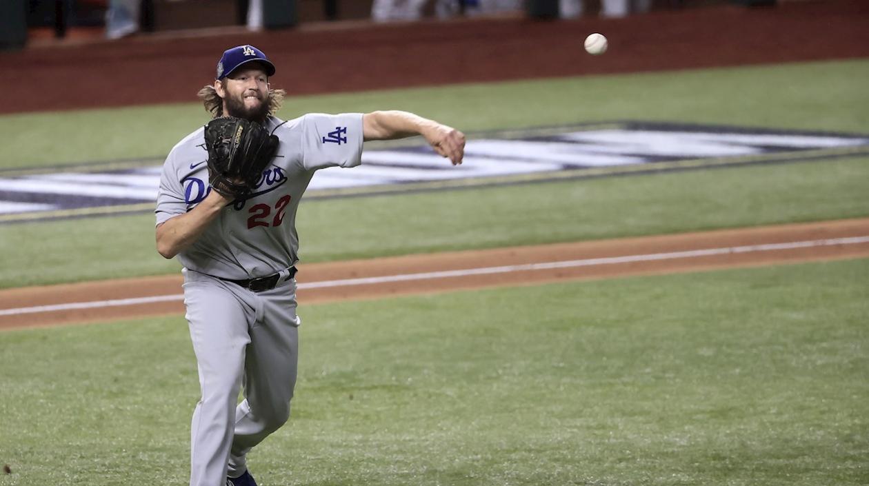 Clayton Kershaw lanza a primera. 